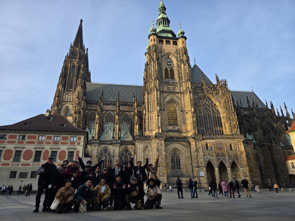 【ベイピルスナーWBC世界一記念事業】
21年間の悲願であったワールドビアカップ金賞受賞を記念して、全社員を引き連れてチェコに研修に来ています！
PIVOVAR MATUSKA、PILSNER URQUELLと赴き、自分達のビール造りのルーツを学ぶ旅。チェコの文化も吸収し、ベイピルスナーのさらなる進化を目指します！