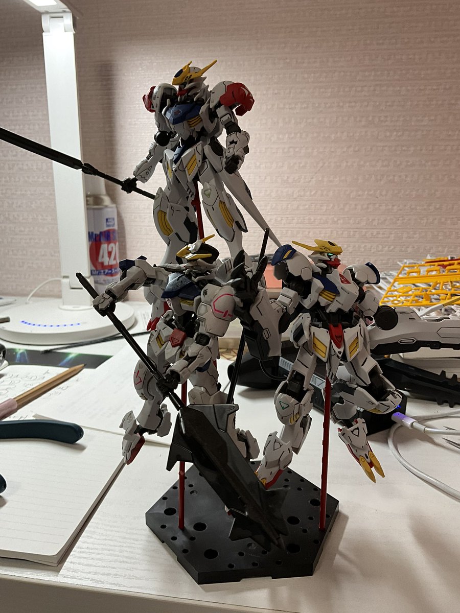 masterforce78's tweet image. アクションベースにランナー切り取ってぶっ刺せば、
一体分スペースに3体並ぶ、こういうのないかな
#ガンプラ
#ガンプラの棚