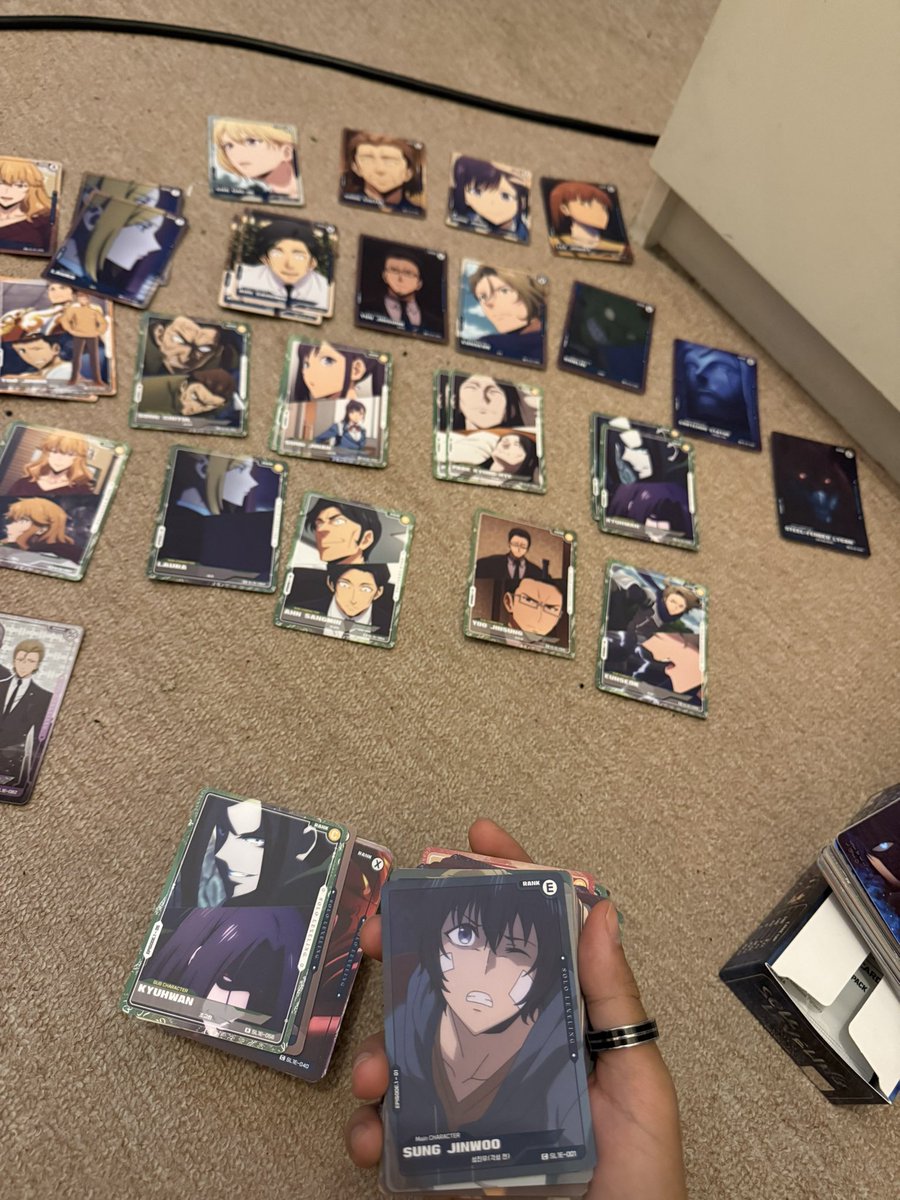 J’suis là assis par terre dans ma chambre à trier mes cartes et ça me remplie de joie