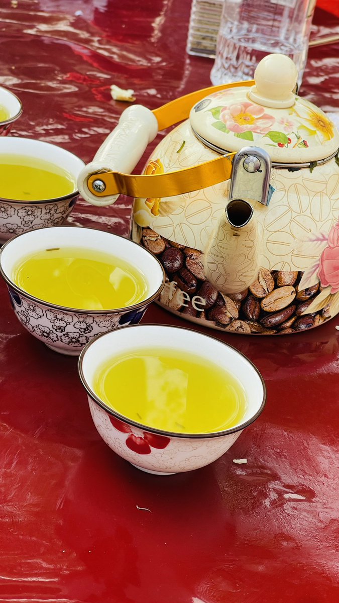 afghan_tariq's tweet image. Nothing brings people together like a fresh kettle of Qahwa under the winter sun.
#Peshawar #Qahwa #PakhtunHospitality #TraditionalTaste