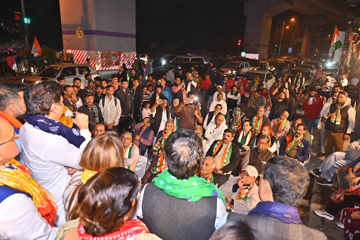 ग्रेटर कैलाश में हाथ बदलेगा हालात ✋

आज एमसीडी उपचुनाव में ग्रेटर कैलाश वार्ड से कांग्रेस प्रत्याशी शिखा कपूर जी के चुनाव कार्यालय का उद्घाटन किया।

भाजपा-AAP के कुशासन और झूठे वादों पर प्रहार करने को तैयार दिल्ली की जनता का विश्वास कांग्रेस के साथ है।

परिवर्तन तय है, सभी 12