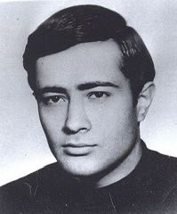 Nurhak sana güneş doğmaz,
Uçan kuşlar yuva kurmaz
Dökülen kan, yerde kalmaz
Soracağız hesabını

Böyle kalır sanma devran,
Yola devam eder kervan
Öldü Sinan, doğdu Sinan
Omuzladı silahını

Sinan Cemgil’e saygı ve minnetle