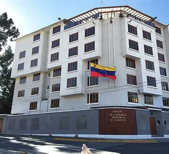 CUADARSE LA ESPALDA, AHORA!
Las embajadas de Cuba y de Venezuela, están operando, a su estilo, manera y tradición. 
Desde que asumió el mando, el presidente Paz, han comenzado a difundir, denuncias, descalificaciones y amenazas al gobierno para generar un ambiente de