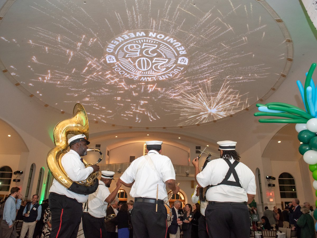 TulaneLaw's tweet image. A night under the stars made the perfect backdrop for a spirited reunion celebration with Tulane Law alumni, full of laughter, dancing, and lots of catching up 💚

Wave Weekend rolls on today as we cheer on @GreenWaveFB!