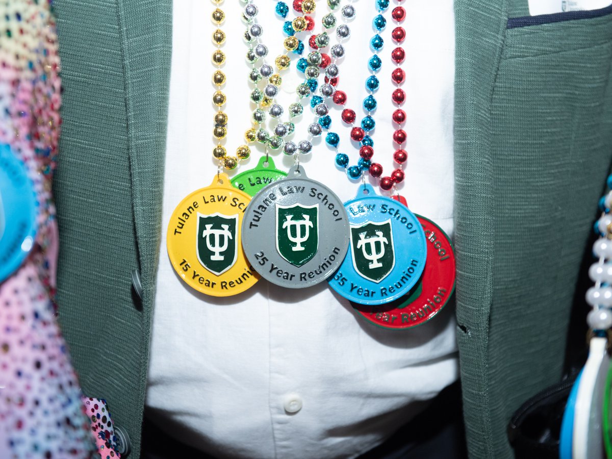 TulaneLaw's tweet image. A night under the stars made the perfect backdrop for a spirited reunion celebration with Tulane Law alumni, full of laughter, dancing, and lots of catching up 💚

Wave Weekend rolls on today as we cheer on @GreenWaveFB!