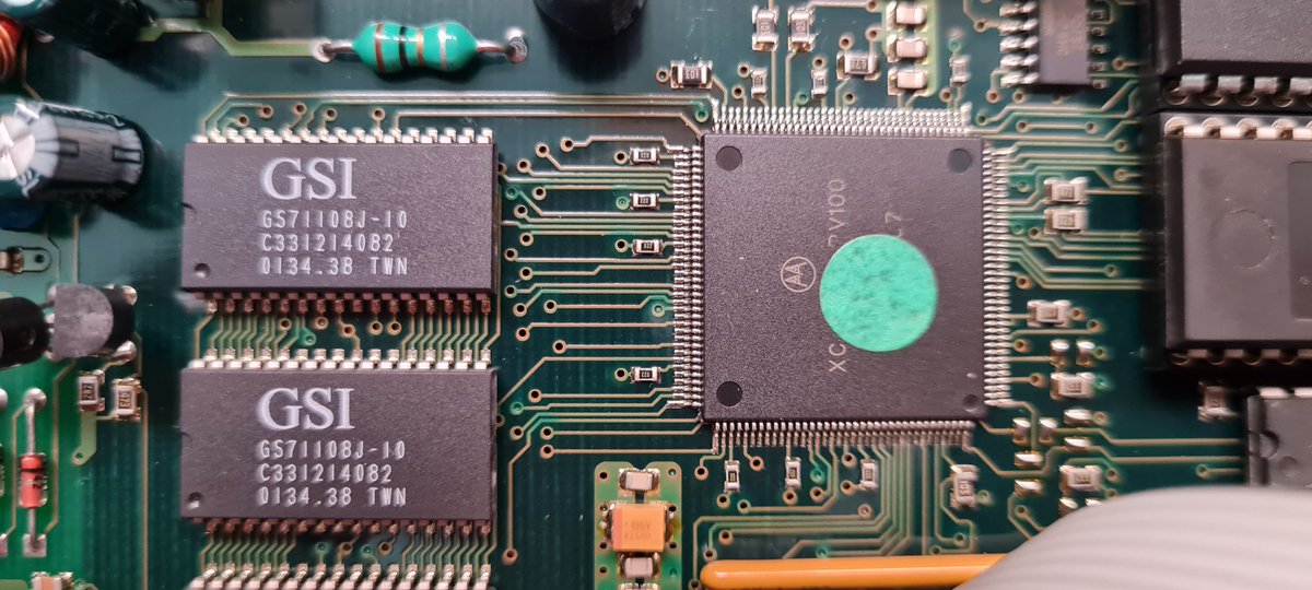 Quienes hacemos música con sintetizadores solemos pagar por lo que no es mucho más que chips DSP en una caja bonita. Muchos ya clásicos están basados en un chip Motorola. Pero mira, yo qué sé, tocar un sinte hardware tiene su magia aunque sea así.