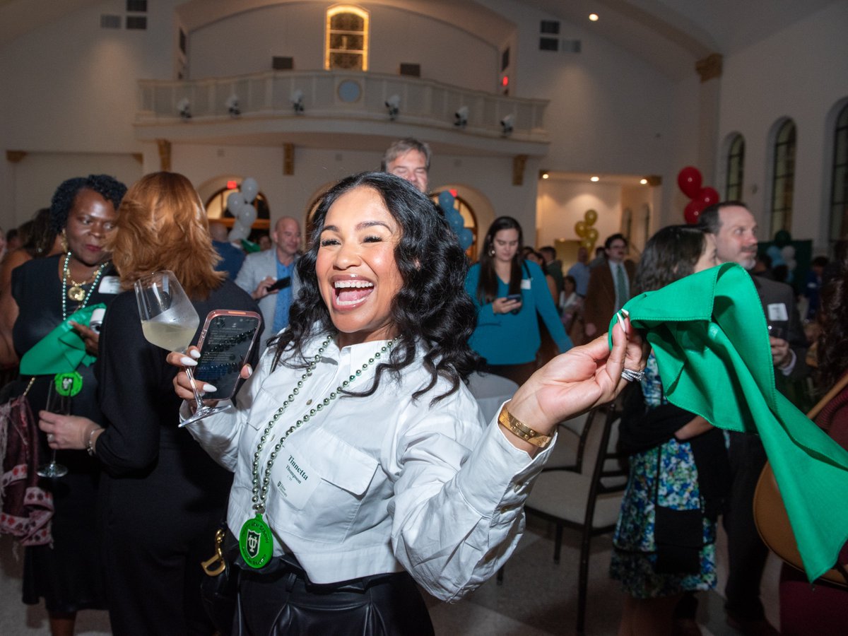 TulaneLaw's tweet image. A night under the stars made the perfect backdrop for a spirited reunion celebration with Tulane Law alumni, full of laughter, dancing, and lots of catching up 💚

Wave Weekend rolls on today as we cheer on @GreenWaveFB!
