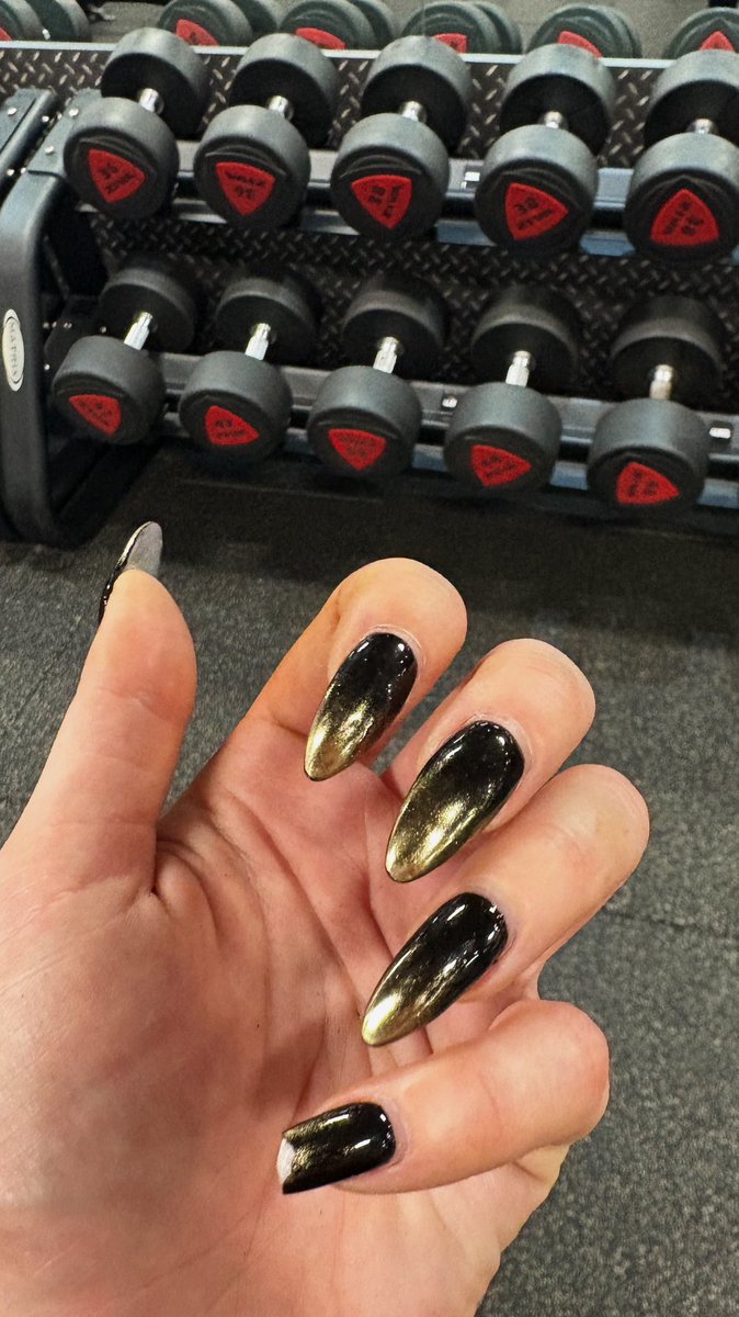 _evija's tweet image. Šodien sporta zālē notika traģēdija. Ņēmu nost svaru ripas no stieņa un paslīdēja roka. Labi, ka nākamnedēļ nagu pieraksts jau ir, bet tāpat eju cauri piecām sēru fāzēm - tomēr pati audzēju.