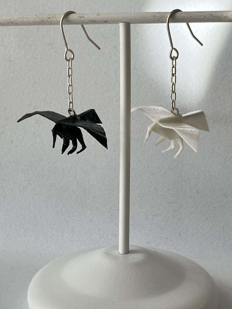 charmy's tweet image. 八咫烏
Yatagarasu (Three-legged crow)

明日、11月16日（日） #深川お化け縁日 に“ちゃ”と言う名前で出展します。
折り紙で作ったアクセサリーをイロイロ持っていきます。
よろしくお願いします

#深川お化け縁日2025秋の陣 #折り紙アクセサリー