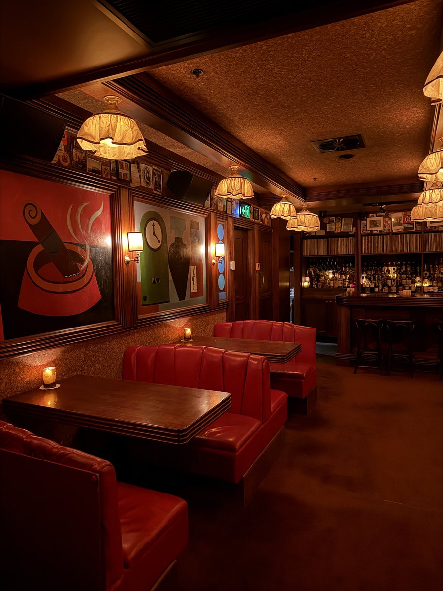 IntuitiveDi's tweet image. A very cute bar. One that I didn’t mind visiting once but I actually enjoy bars with windows and light now that I’m over 50 🤣🤣🤣