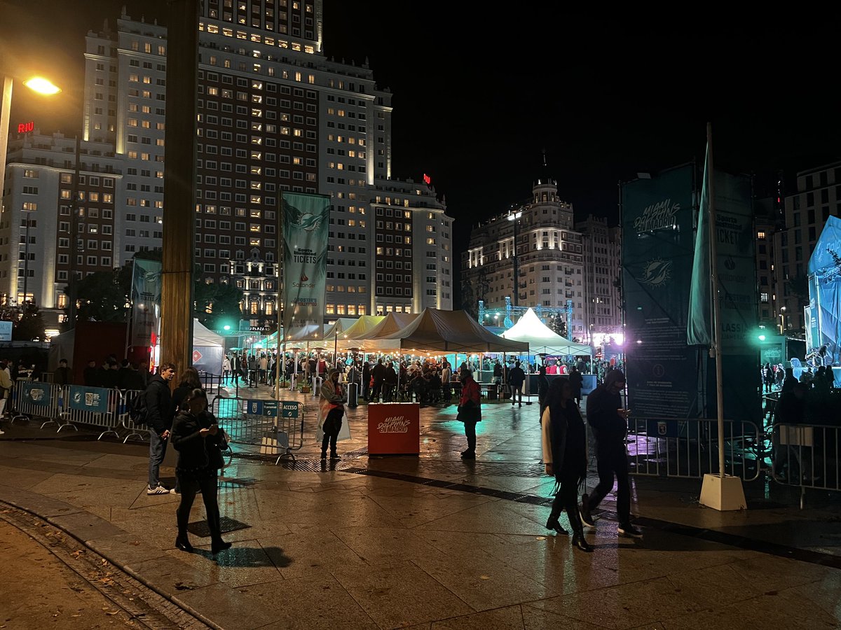 Habría que hacer un cálculo de los días que Plaza de España no está invadida por un evento privado. Ayer ni siquiera se podía cruzar, con dos tipos de seguridad custodiando, por una movida de los ¡Miami Dolphins!