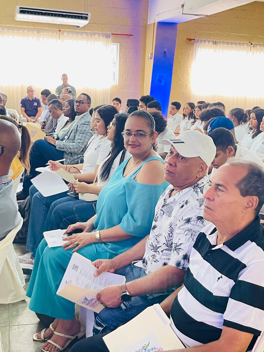 IsabelG22632196's tweet photo. Fundación Lazos presenta visión de sostenibilidad en Foro Municipal Ciudadano. Liderazgo de @AlexandrapenaRD

#ForoMunicipalCiudadano
@FundacionLazos_ https://t.co/C9VeGlj7lR