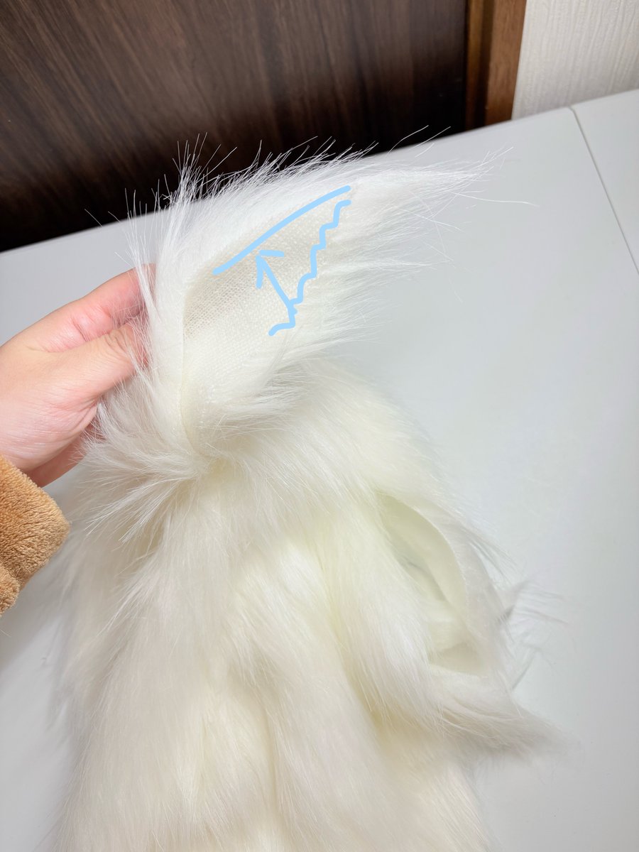 束感のあるファー飾りは
①生地をカット、逆三角に切り込みを入れる
②三角を表に出して裏を縫い止める
③表の全ての三角の半分ぐらいを縫い止める
方法で作っています！