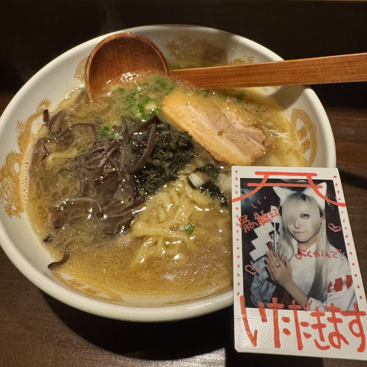 Kamikaze_Crazo's tweet photo. キャストさんに教えてもらったラーメン屋さん
将神蔵でとんこつ醤油とチーズ餃子食べりゅう

アッサリ味で飲み後にちょうどいいラーメンであった
聞いてたように席が一蘭みたいに間仕切りしてたw
良いとこ聞いた

#4ku魔剤
#あくメシ https://t.co/UlTZzBt4r4