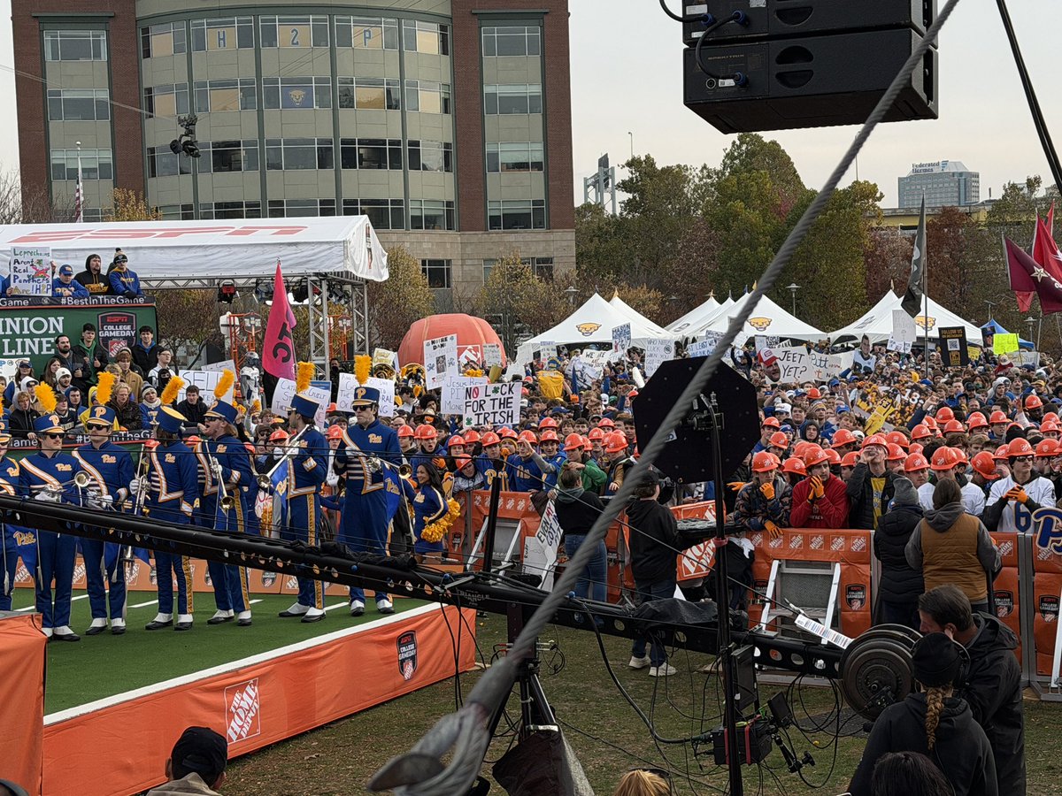 mgswift7's tweet image. Pittsburgh’s North Shore is hopping. ESPN’s “College GameDay” is here ahead of the Pitt-Notre Dame showdown at Acrisure Stadium @TribLIVE