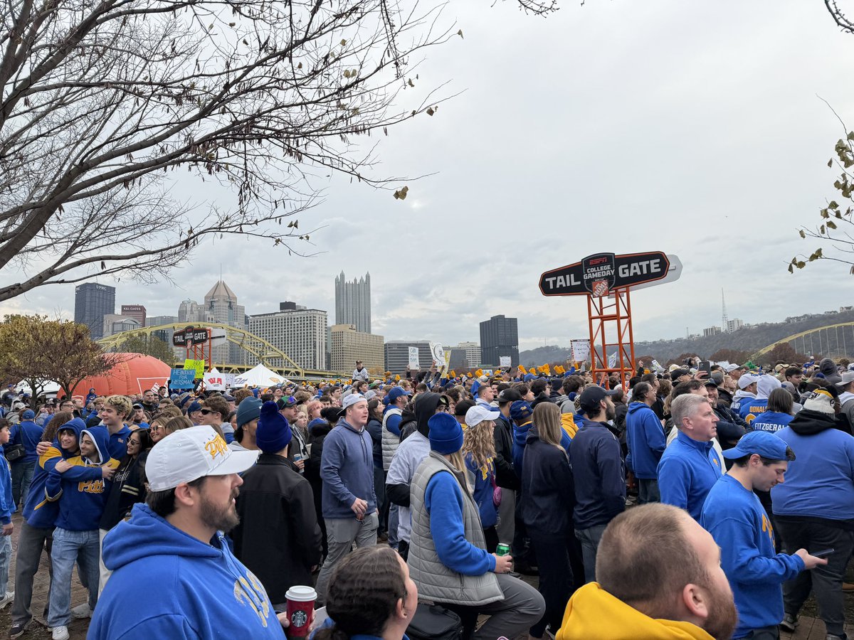 mgswift7's tweet image. Pittsburgh’s North Shore is hopping. ESPN’s “College GameDay” is here ahead of the Pitt-Notre Dame showdown at Acrisure Stadium @TribLIVE