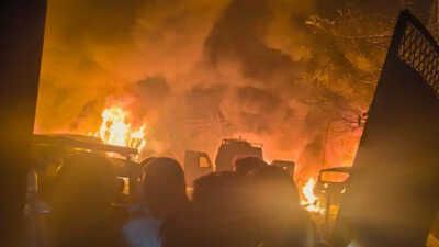 नौगाम पुलिस स्टेशन में विस्फोट से 7 लोगों की मौत और 27 के घायल होने की घटना ने पूरे इलाके में तनाव बढ़ा दिया है।

धमाका दिल्ली ब्लास्ट मॉड्यूल से जब्त विस्फोटक की जांच के दौरान हुआ बताया जा रहा है।

सुरक्षा बलों ने क्षेत्र को घेरकर जांच तेज़ कर दी है लोगों से सतर्क रहने और