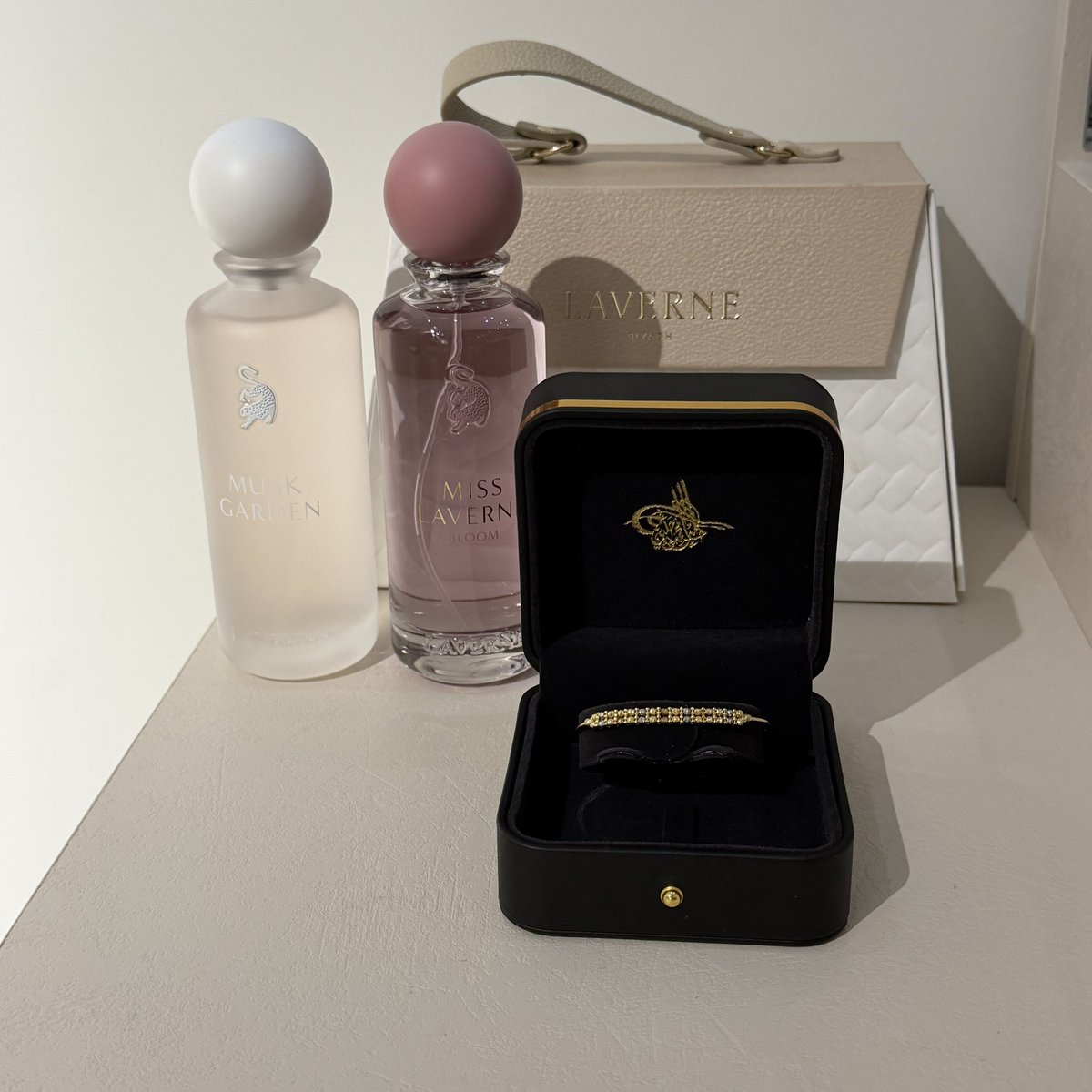 كلنا نتفق .. احنا البنات ما يجيب راسنا الا هدايا الذهب وبس ✨