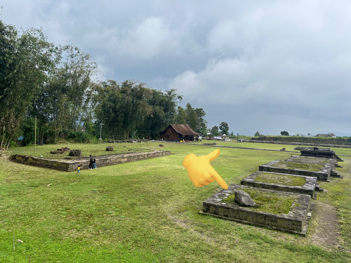Ini adalah contoh batuan vulkanis yg termuntahkan dari kawah Sindoro dan menghujani Liyangan. 
Beberapa batu sengaja disisakan di atas candi utk mengilustrasikan erupsi saat itu.