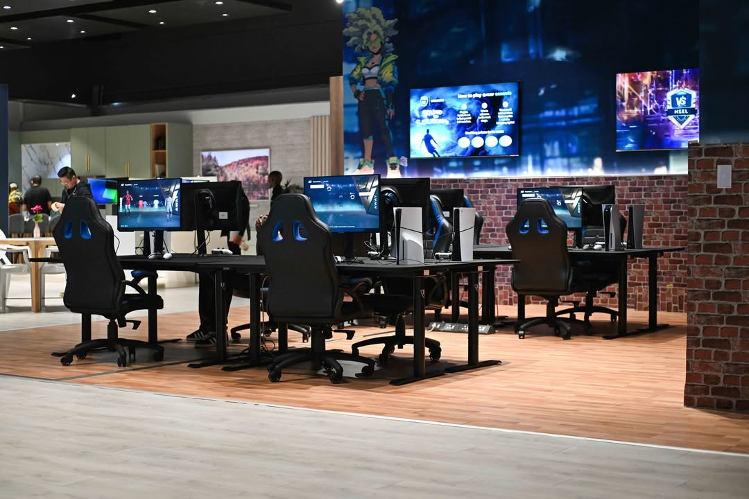 SamsungSA's tweet photo. We're locked in and living our best gamer lives with @VSGamingWorld ๐ฎ. What a start to the #SquadUpSaturdays series today at Design Quarter, Fourways!
Epic EA Sports FC 26 battles on Samsung #OdysseyOLED and #Samsung #AITV; then Tin of Dash game action on #GalaxyDevices!
Tons of prizes were up for grabs, and we went full beast mode on the fun! ๐ฎโ๐จ๐ฅ
Wanna join the action? ๐ Check out VS Gaming to pre-register; or just pull up next Saturday!
#Samsung #EpicScreenEpicPlay #OdysseyGaming #odysseyOLED #VisionAI