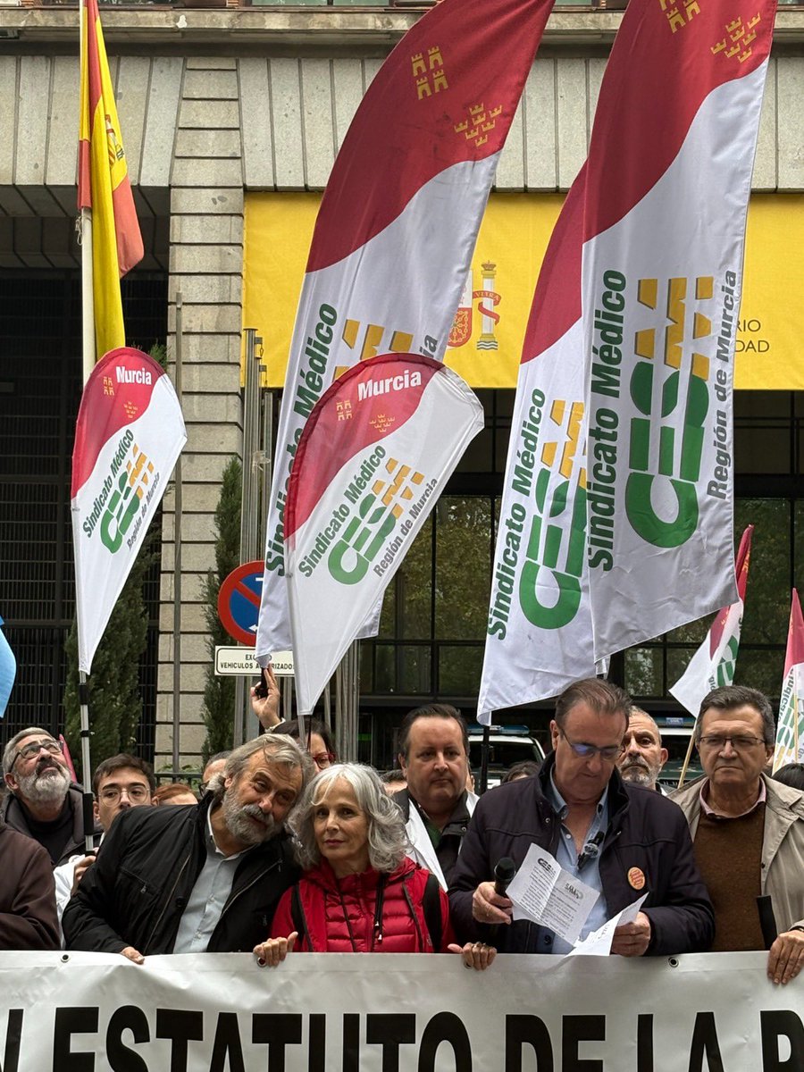 mariajocesm's tweet image. Bajo la lluvia y desde toda España.
Con los deberes hechos y abiertos al diálogo.
Seguimos en la lucha por los derechos de los médicos.
Gracias a todos. 💚