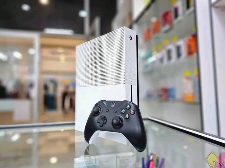 Xbox 1s
500hhd 
Single controller 
 games installed 
Eafc26
Mortal kombart 
Need for speed payback 
Injustice 2
Need for speed heat 
Battlefield v 
Descenders 
Watch Dogz
Asking price 260
All connections available 
It's just plug n play ▶️
Follow this chat.whatsapp.com/BqWddrOS5LP48i…