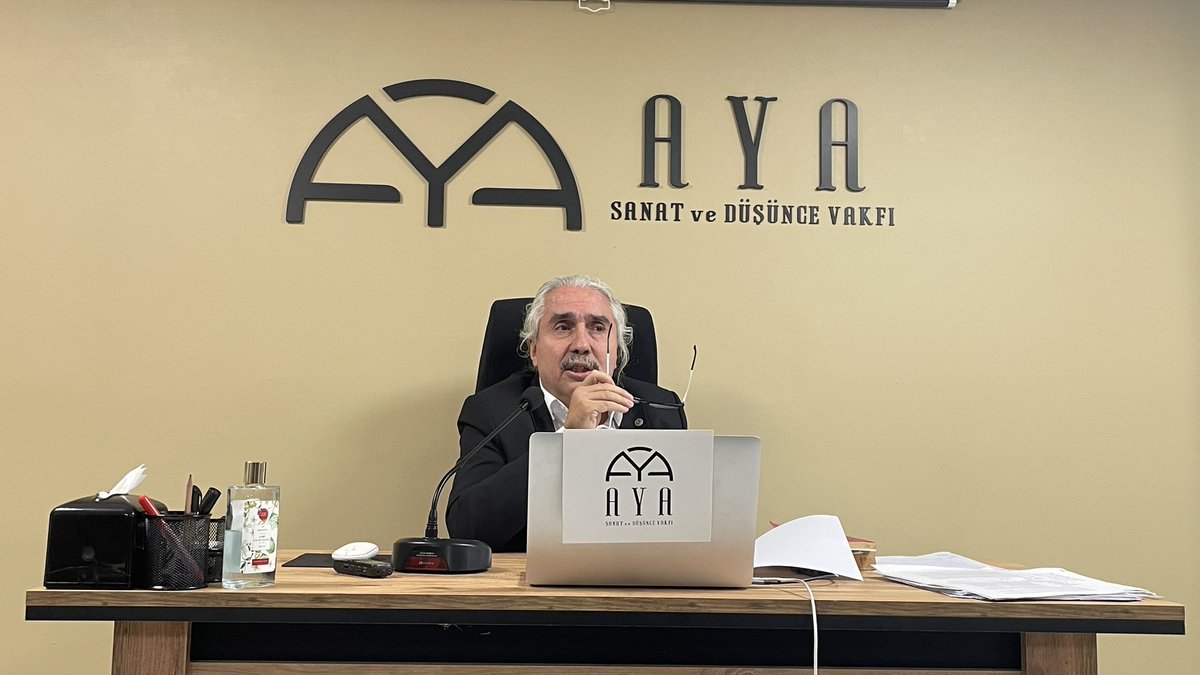 “Bizim İslam tarihine bir yolculuk yapmamız, her sahneyi yeniden yaşayıp değerlendirmemiz gerekiyor. Dünyada nerede bir müslüman varsa oraya bir yolculuk yapmalıyız. İşte Sezai Karakoç, Hızırla Kırk Saat’le bu yolculuğa çıkmaya karar verdi.” 
<a href="/aliural_ural/">A. Ali Ural 🇹🇷</a>