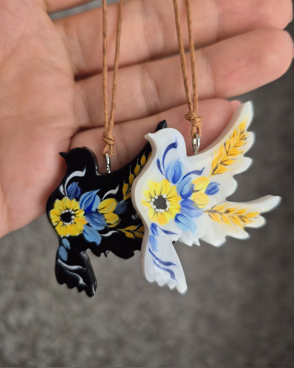 ✨️Wonderful hand-painted Christmas tree ornaments from Ukraine.💙💛
Each bird is unique, carrying light and unwavering hope even in the darkest times.
Hang them on your Christmas tree as a symbol of solidarity and faith in victory!🕊🎄🎄🎄
DM me to purchase, or visit my Etsy