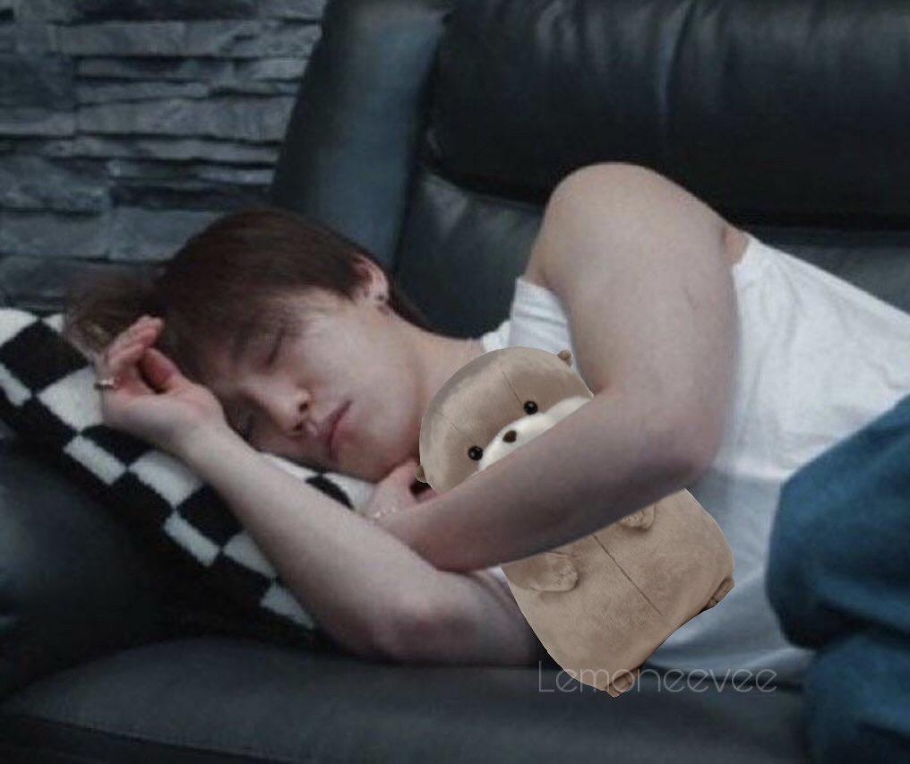 Babies need to hold something when they are asleep ><! 
#DINO #디노