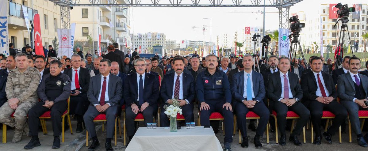 HuseyinYayman's tweet photo. 📍Hatay 🇹🇷

Cumhurbaşkanımız Sayın  @RTErdogan’ın teşrifleriyle Adıyaman’da düzenlenen 350 Bininci Afet Konutu Anahtar Teslimi ve Yapımı Tamamlanan Yatırımların Toplu Açılış Törenine Valimiz @MustafaMasatli, İL başkanımız @DMustafaErdogan ve değerli hemşehrimiz ile Hatay’dan canlı bağlantıyla katıldık.

6 Şubat’ta yaşadığımız büyük yıkımın ardından yaraları sarmak için başlatılan çalışmalar, bugün vatandaşlarımızın yeni yuvalarına kavuşmasıyla daha da anlam kazanıyor.

Hatay’ımızın ve depremin ağır hasar verdiği 11 şehrimizin yeniden ayağa kalkması, hepimizin ortak mücadelesi ve ortak hedefidir. 

Asrın felaketinin açtığı derin yaraları devlet–millet dayanışmasıyla sararken; şehirlerimizi daha dirençli, daha güvenli ve geleceğe umutla bakan bir yapıya kavuşturmak için kararlılıkla çalışıyoruz.

Her bir konut, her bir yatırım; birlik ve beraberliğimizin, yeniden diriliş irademizin güçlü bir sembolü. 

Hemşehrilerimize hayırlı olmasını diliyorum.

#MemleketAşkıyla 🇹🇷