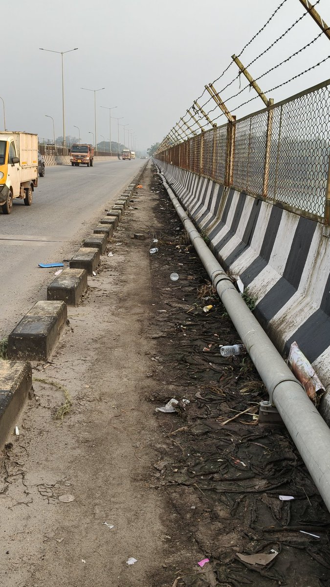 anilkumarsastry's tweet image. This is how @NHAI_Official maintains pedestrian pathways on tolled #nh66 #netravathi bridge in #mangaluru. 
@CaptBrijesh @DCDKOfficial @compolmlr @OfficeOfNG @MORTHIndia