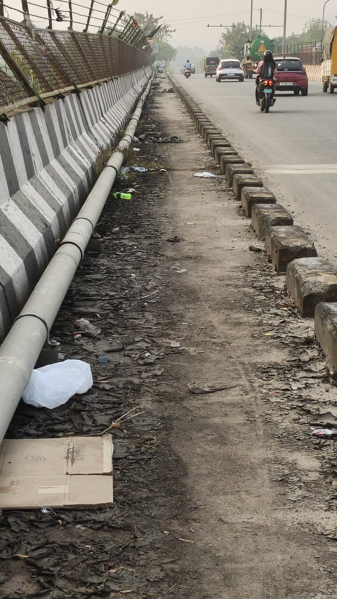 anilkumarsastry's tweet image. This is how @NHAI_Official maintains pedestrian pathways on tolled #nh66 #netravathi bridge in #mangaluru. 
@CaptBrijesh @DCDKOfficial @compolmlr @OfficeOfNG @MORTHIndia