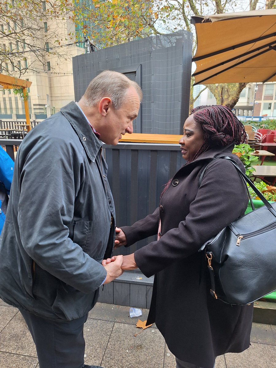 Great to greet former Labour Mayor of Lambeth Cllr Tina Valcarcel to the <a href="/LibDems/">Liberal Democrats</a>.
Across South London, people are leaving #Labour and supporting the <a href="/LondonLibDems/">London Liberal Democrats</a>. 
Welcome Tina 🧡