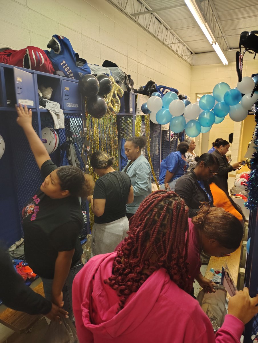 Thank you to the families that decorated the locker room for our guys for playoffs. It truly takes a village to grow our young men!
#TigerPrideRising #RestoreTheRoar #GoldBallSeason