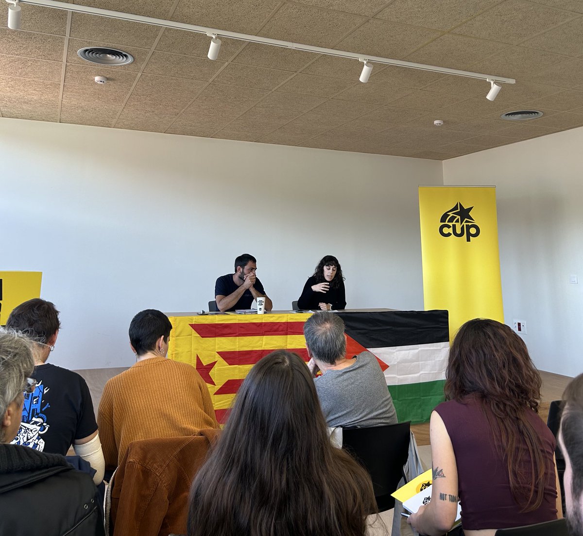 ✊ Presents a la trobada d’electes de la CUP a Arenys de Munt.
Els regidors prenem nota de les polítiques que es fan a tot el territori en matèria d’habitatge, vida plena en català… 

🚣 Recordant la necessitat d’una assemblea forta que marqui el rumb!