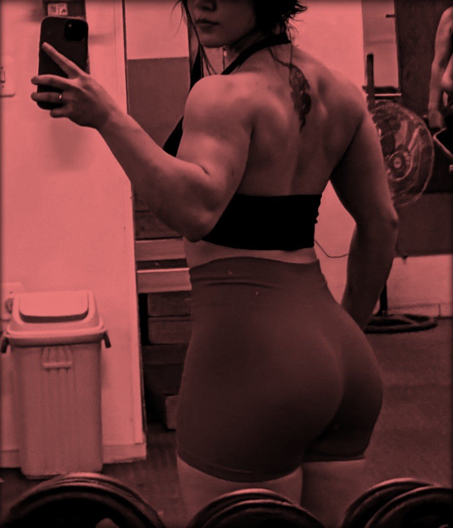 LavenderArtiste's tweet image. Earlier at the gym before arriving at the MV shoot. Gotta admit, my back looks well defined here. And my glutes look bigger than usual.