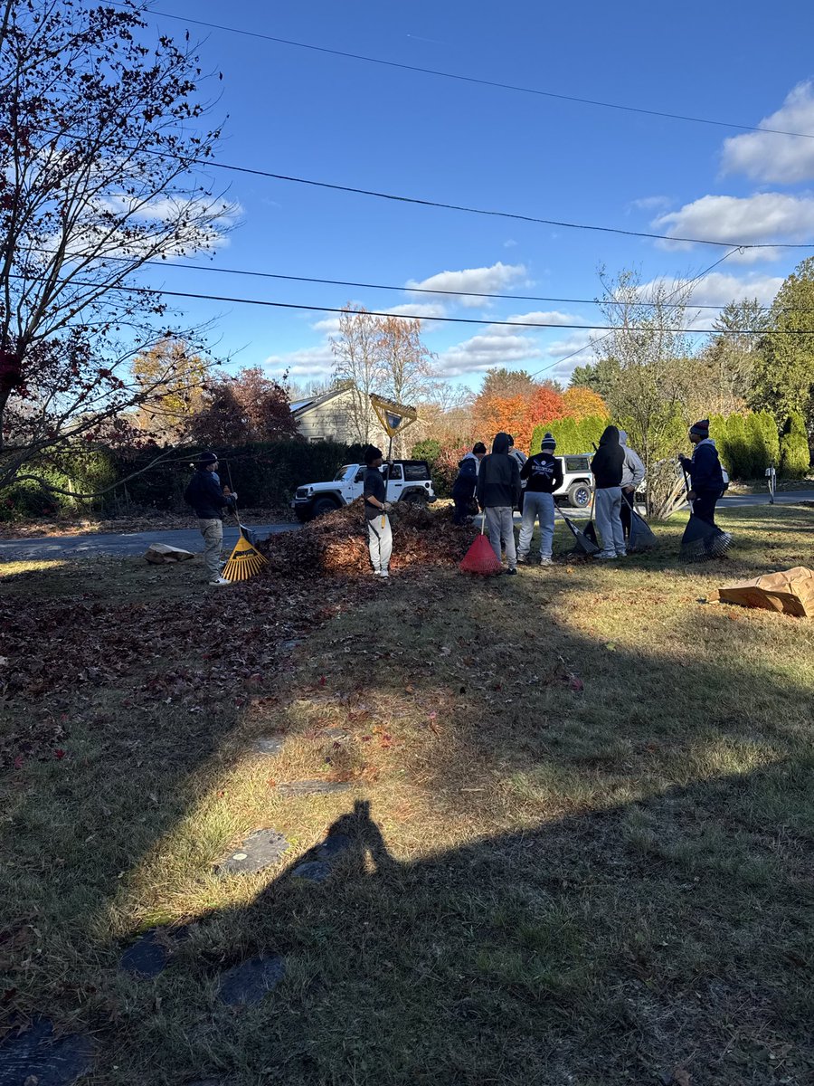Warrior nation our 5th annual Veterans Leaf clean up day 
So proud of all <a href="/SeekonkHS/">Seekonk High School</a>  students and coaches teachers for they work #warriorpride <a href="/MattBosh75/">Matt Bosh</a> great job