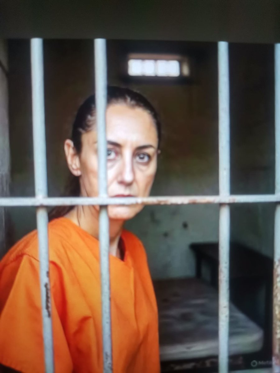 El grito sin duda de la Generación Z que ha despertado, debe ser claro, contundente y firme:
"FUERA CLAUDIA"
Todo lo demás sale sobrando, es iluso, ingenuo y muy inocente pedir te de seguridad a quien está en la cama con el Crimen Organizado