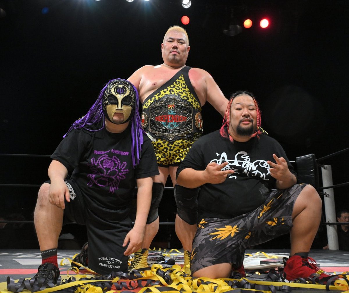 ベルトも無くなり、ゴキブリ商会でもなく
後輩にも負けて、行き場のない…

そんな私をパパ（ガッツ石島）が拾ってくれました

親戚のおじちゃん（ミステリー）とはなんか通じる物があるっぽい　

パパとおじちゃんのためにちょいと僕は僕のやり方で今後は頑張っていこうかな

#TTTpro
#AlmaLibre