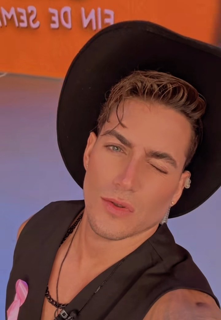 VLA GRACIAS X AGUS 
Ya en serio te voy a extrañar #AgusFernandez  
Los fines de semana en 
#VLAFinDeSemana