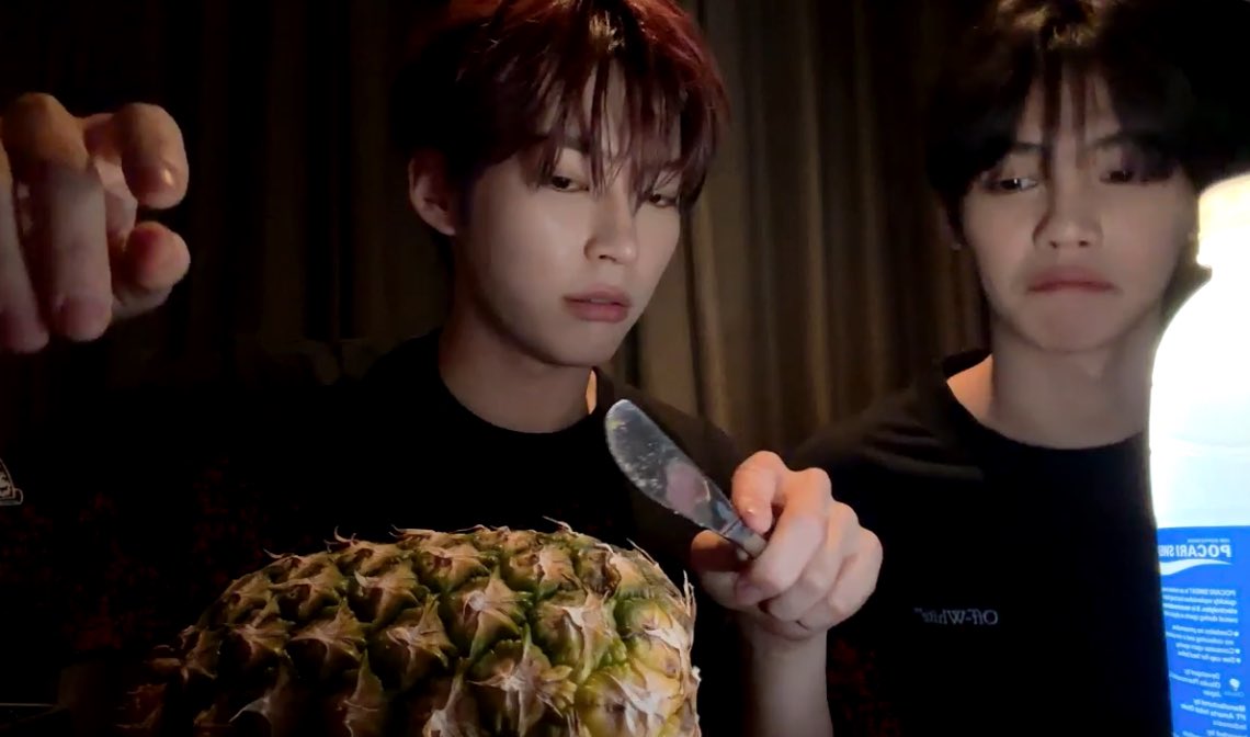 are they...trying to cut the pineapple...with a butter knife???😭