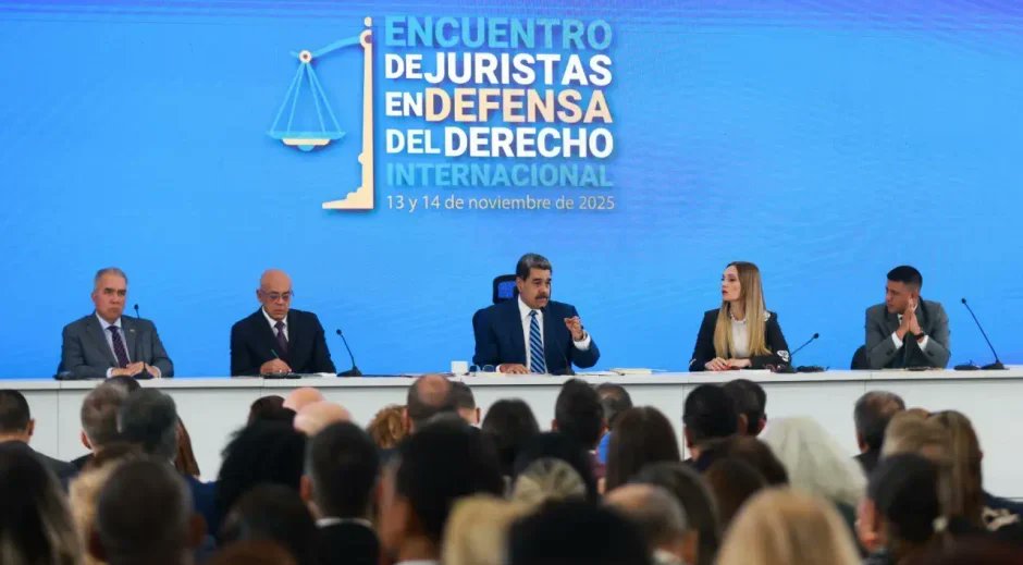 🇻🇪El presidente de Venezuela, Nicolás Maduro, advirtió este viernes que la agresión que ejecuta en este momento la administración de Donald Trump en el Caribe "es contra toda la América" y "contra toda la humanidad".

🔗acortar.link/Csl52p