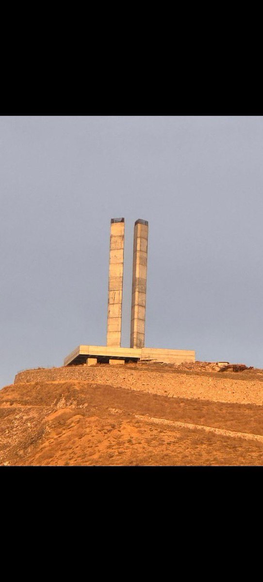 Sanatçı burada Ankara’ya attığı kazığı resmetmiş olabilir mi acaba ??