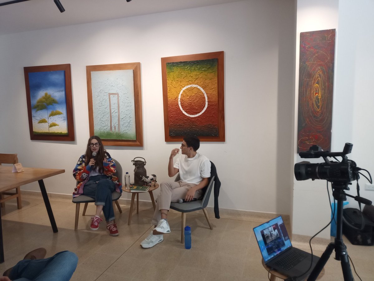 LaVacaQueLee's tweet photo. Intercambio poético entre @Missmelindres y @AleHiSoto 

Una reflexión del ser poético. https://t.co/4iYziiqHi0