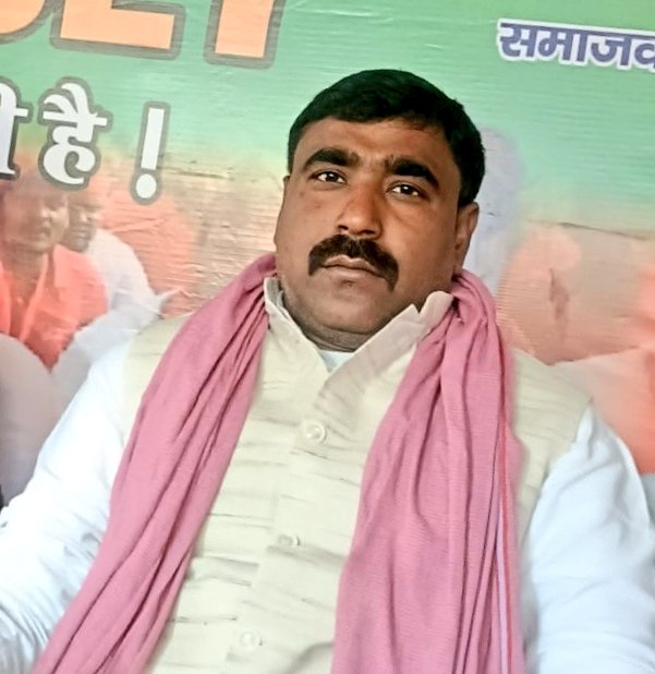 yadavdarasingh1's tweet image. ख़ामोश हूँ…
कमज़ोर नहीं।

बचपन से ही गुंडों-माफियाओं का आतंक,
दौलत के दम पर गरीबों पर अत्याचार,
अधिकारियों का शोषण
और मंत्रियों के घोटाले अपनी आँखों से देखता आया हूँ।

जब मुझे मोहल्ले के सिर्फ दो-चार लोग जानते थे,
तब भी कई बड़े-बड़ों की नाक में दम कर चुका हूँ—
अन्याय के सामने…