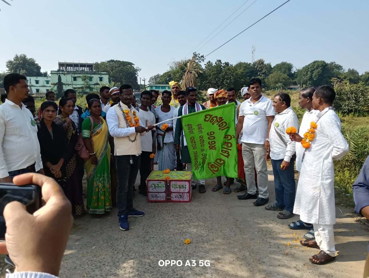 sharmjeebi's tweet photo. ଆଜି ଶ୍ରମଜୀବୀ ଓ ମହିଳା ଶ୍ରମଜୀବୀ ସଂଗଠନ ମାଲକାନଗିରି ଜିଲ୍ଲା ତରଫରୁ ପବିତ୍ର ବିର୍ସା ମୁଣ୍ଡା ଜୟନ୍ତି ଅବସରରେ ମାଲକାନଗିରି ଜିଲ୍ଲା, ଖଇରପୁଟ ବ୍ଲକର କଦମଗୁଡା ପଞ୍ଚାୟତ ଠାରେ "ପାରମ୍ପରିକ ବିକାଶ" ଯାତ୍ରାର ଶୁଭାରମ୍ଭ କରାଗଲା । @Atmashakti3 @IndigenousYatra #indigenousyatra #wisdombox #indigenouswisdom #ourvoice https://t.co/8AOyR72C2y
