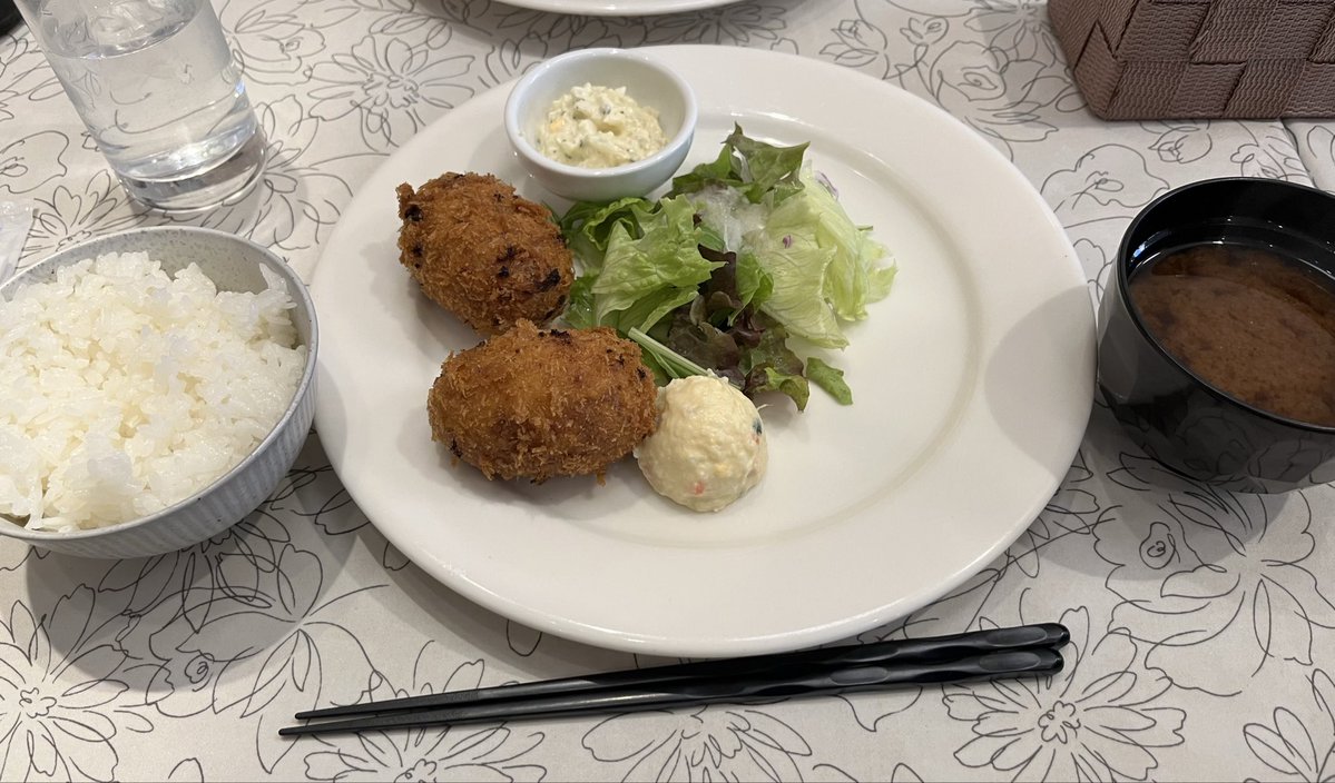 Mano_Pinpan's tweet image. どういう訳か）ここ最近2ヶ月位の感覚でリア友らと集まっては遊んでる私です
社会人になっても学生時代の時のようにカードやゲームしたり、商店街で食べ歩きに付き合ってくれるリア友らには感謝しかありません

#KitchenTokyo
#浅ひろ
#CafeMolly