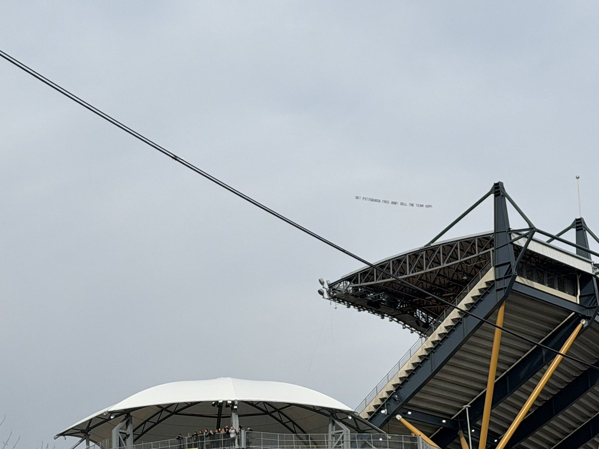 mgswift7's tweet image. “Set Pittsburgh free Bob! Sell the team! H2P” sign flying above Acrisure @TribLIVE @Pirates @CollegeGameDay @steelers