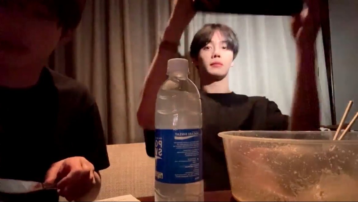 ไม่เข้าใจมันเลยทำไมไม่เปิดไฟห้องแล้วไลฟ์แต่มันเลือกปิดไฟแล้วเปิดไฟฉายไอแพดเอาทำไม555555555