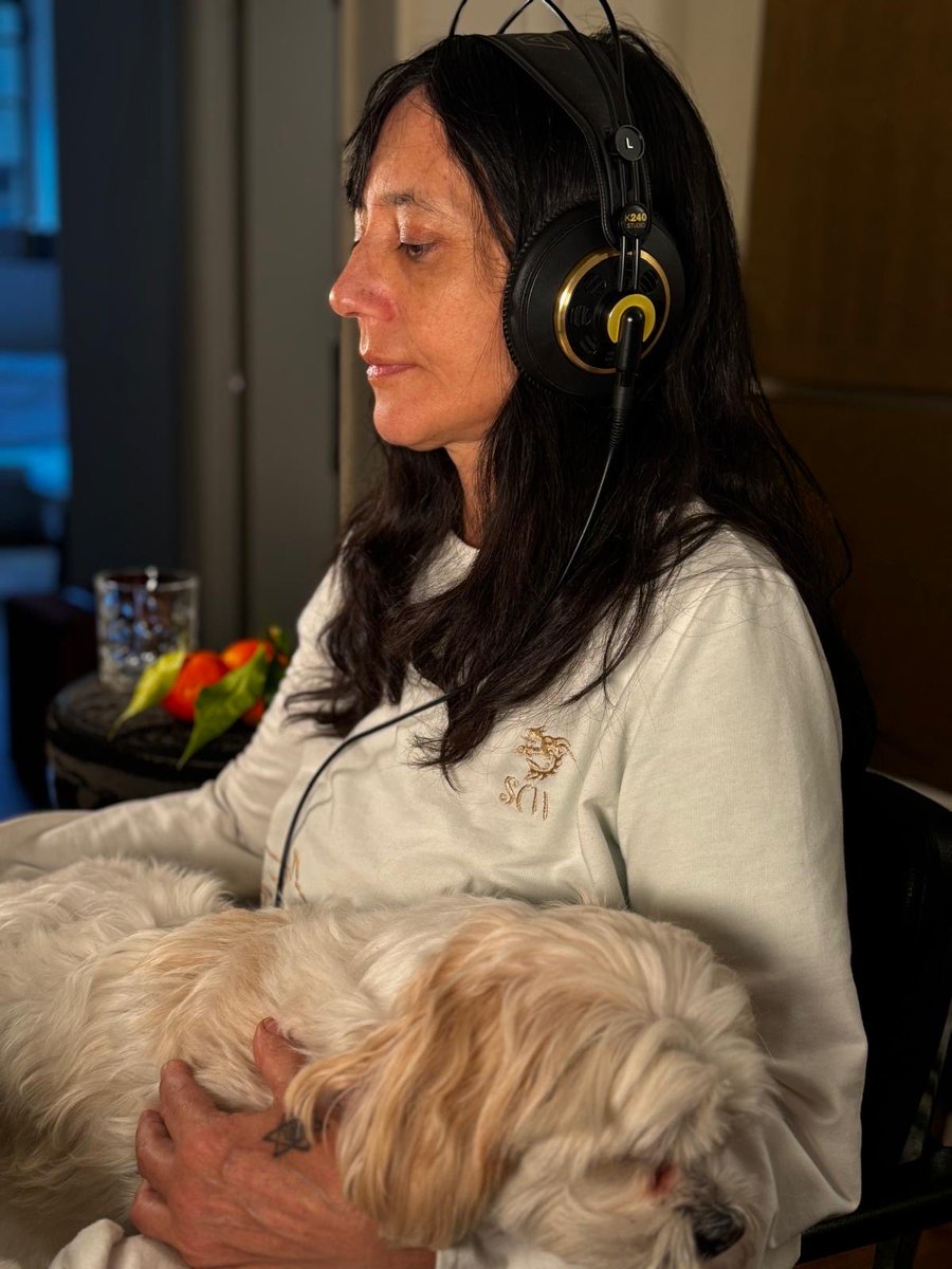 Ho terminato da poco di registrare l’audio “Diario di una sciamana”: fra poco potrai rispecchiarti nel libro guidata/o dal suono della mia voce. 

Se non hai ancora la tua copia cartacea o eBook, puoi farlo ora. L’audiolibro ti aiuterà ad entrare ancor di più nelle profondità